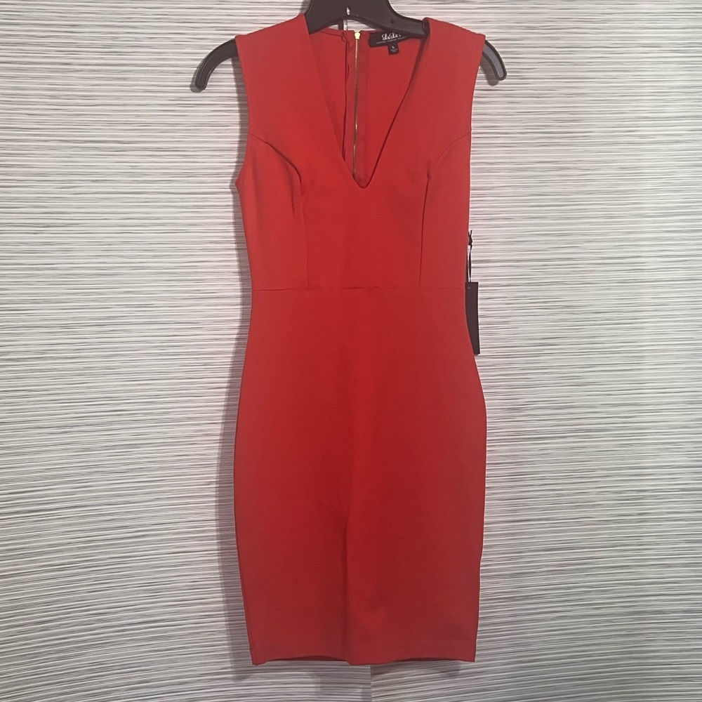 NWT LULU’S red mini body con v-neck sleeveless dress with gold exposed zipper